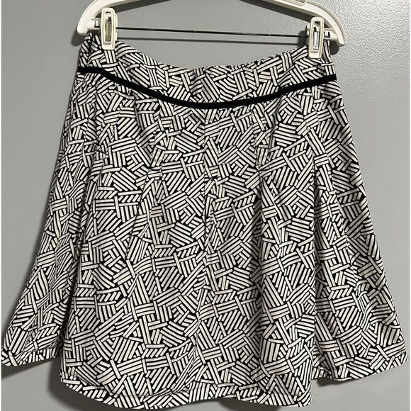 Ann Taylor Loft black and white pleated skirt. Size 8 - Picture 1 of 6